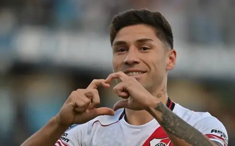 Gonzalo Montiel, de River, hace el gesto del corazón tras marcar el primer gol del triunfo millonario, de penal.
