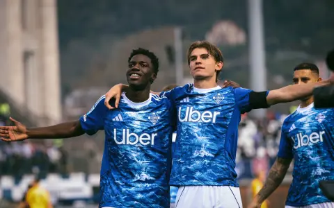 Nico Paz y Assane Diao celebran el gol del argentino en la goleada del Como ante el Pisa.