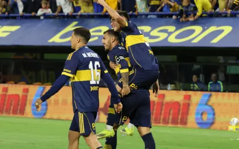 Leandro Paredes carga en andas a Tomás Aranda tras el primer gol del juvenil en Primera. 