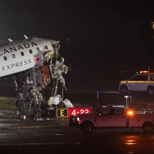 Un avión chocó con un camión de bomberos en un aeropuerto Nueva York y hay dos muertos