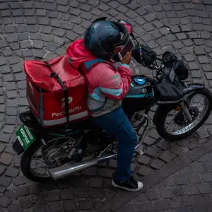 Los repartidores ya deben en promedio casi $1 millón a las apps: Cómo funciona el nuevo negocio del delivery