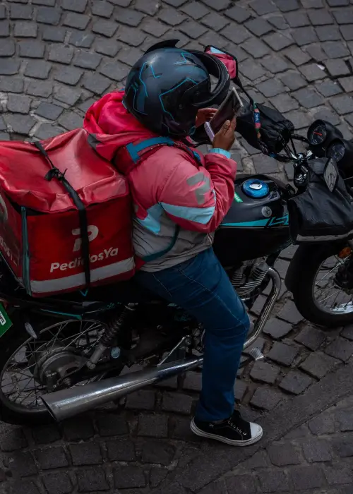 Uber avanza con la adquisición de la empresa alemana que controla PedidosYa en la Argentina.
