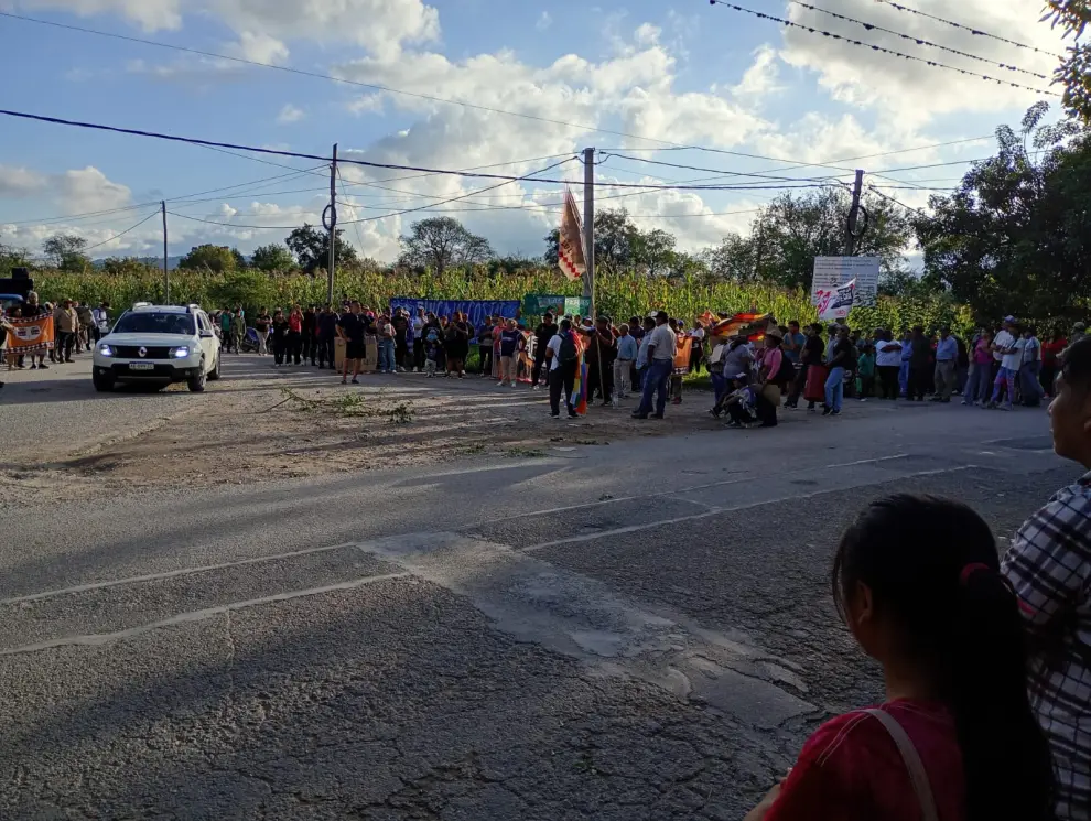 Protesta por tierras Lule y familiares en el ingreso a Las Costas (Gentileza vecino de San Lorenzo)