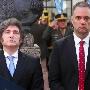 Qué decían los carteles de un diputado que enloquecieron a Adorni y Milei