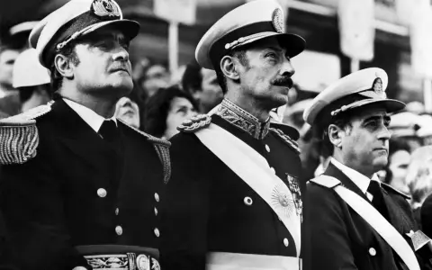 La junta militar que derrocó a Isabel Perón el 24 de marzo de 1976: Emilio Massera, Jorge Videla y Orlando Agosti.