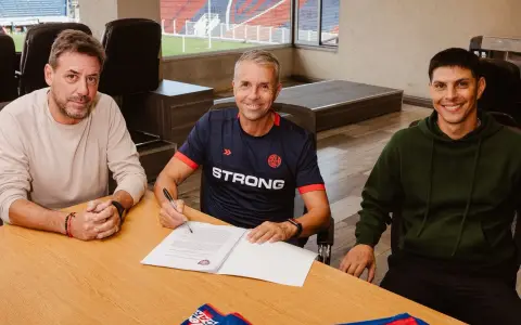 Gustavo Álvarez, secundado por el presidente interino del ciclón Sergio Costantino y por el titular del fútbol profesional, Pablo Barrientos.