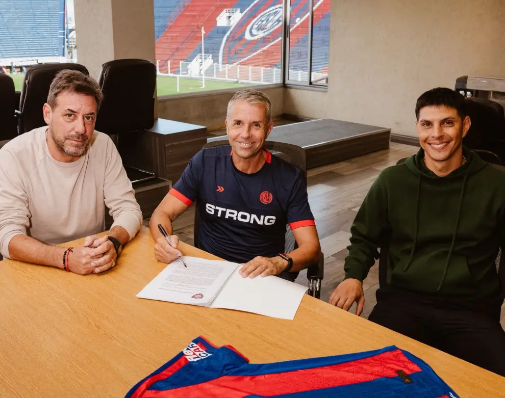Gustavo Álvarez, secundado por el presidente interino del ciclón Sergio Costantino y por el titular del fútbol profesional, Pablo Barrientos.