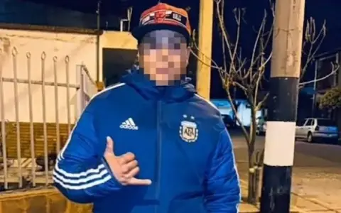 El joven que abandonó al menor tras embestirlo.