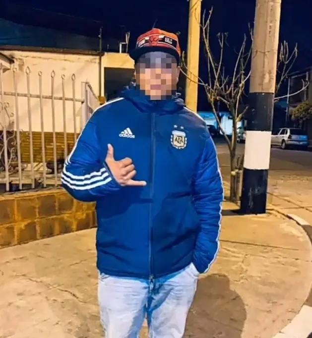 El joven que abandonó al menor tras embestirlo.