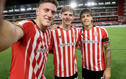 Adolfo Gaich, autor de un hat-trick en la goleada de Estudiantes frente a Central Córdoba en La Plata.