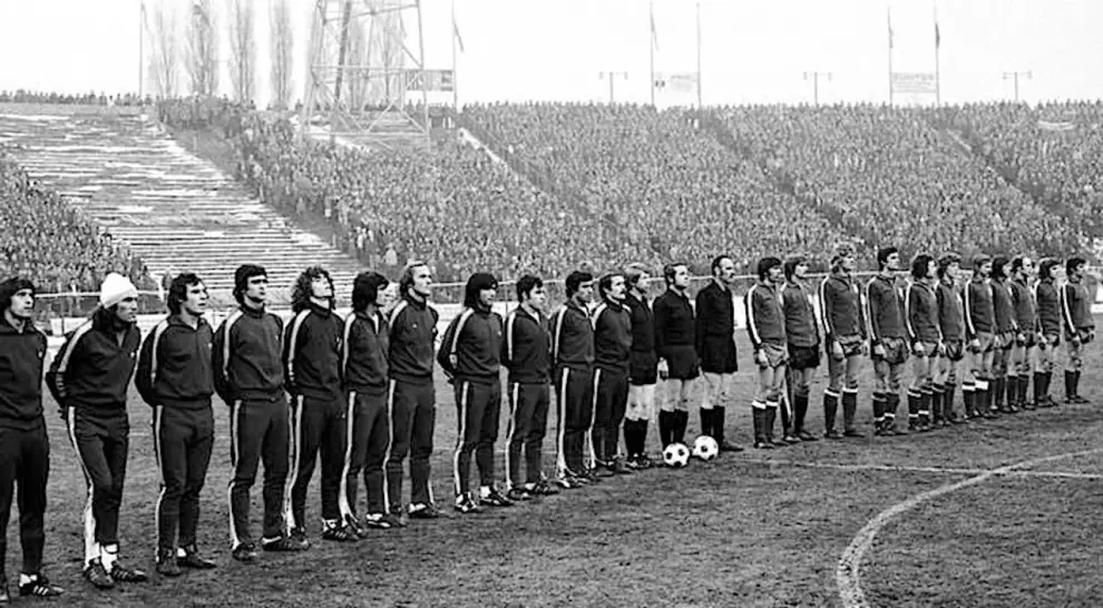 La formación de los equipos en la lejana ciudad polaca de Chorzów, el 24 de marzo de 1976.