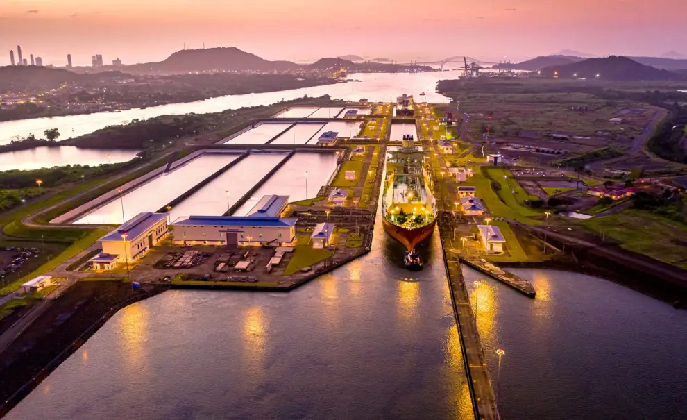 El Canal de Panamá: vía fluvial artificial de aproximadamente 80 km que conecta los océanos Atlántico y Pacífico.