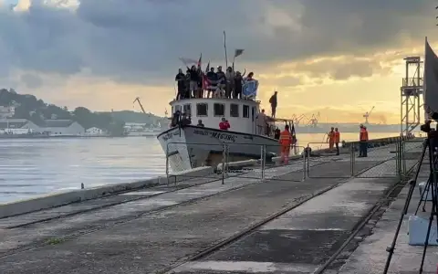 La llegada de un barco con ayuda humanitaria