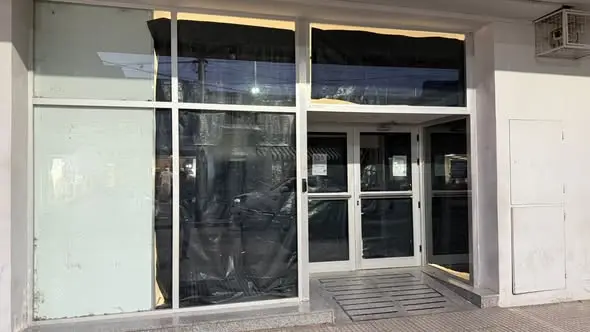 Sucursal de Santander que amaneció con las puertas cerradas y sin oficinas, dejando a sus clientes a kilómetros de la próxima filial.