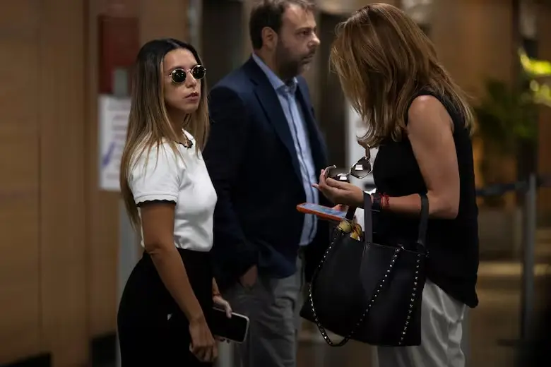 Agostina Páez y su padre, Mariano Páez, durante su llegada al recinto judicial
Bruna Prado - AP