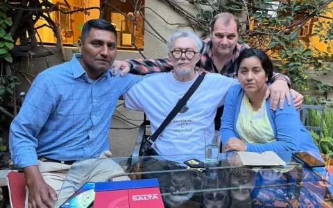 Santos Clemente Vera y su esposa con Jean-Michel Bouvier, padre de Cassandre, una de las víctimas.