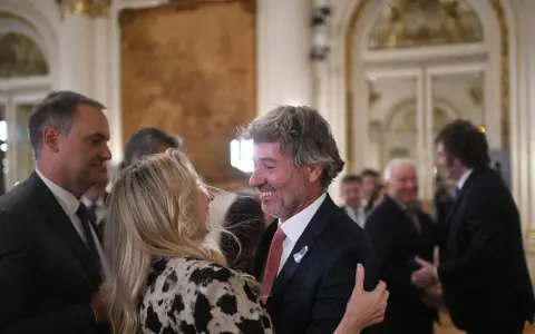 Juan Bautista Mahiques con Karina Milei y de fondo Manuel Adorni