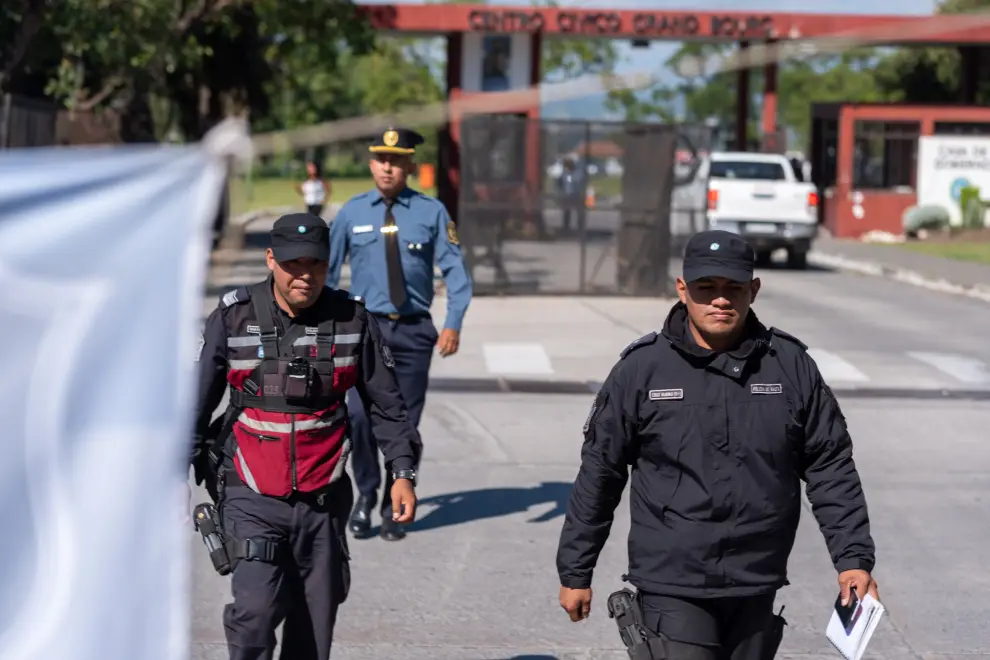 Acampe de ex policías en la rotonda del Grand Bourg