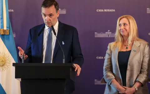 Manuel Adorni junto a Karina Milei