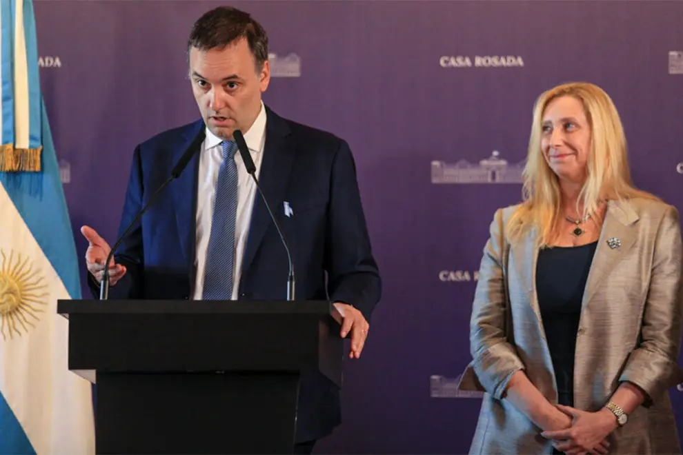 Manuel Adorni junto a Karina Milei