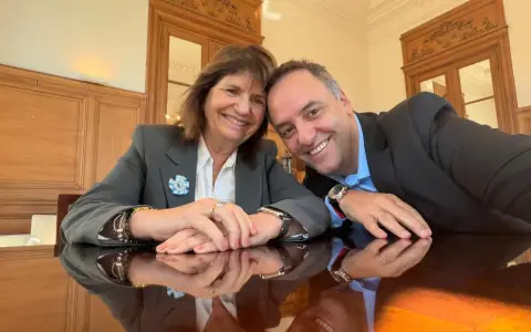 Manuel Adorni junto a Patricia Bullrich