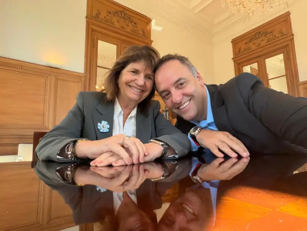 Manuel Adorni junto a Patricia Bullrich