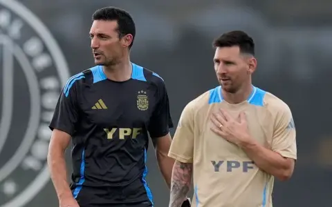 El DT, Scaloni, con el capitán argentino, Lionel Messi.
