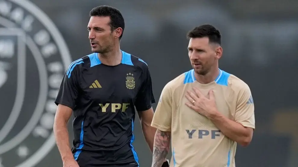 El DT, Scaloni, con el capitán argentino, Lionel Messi.