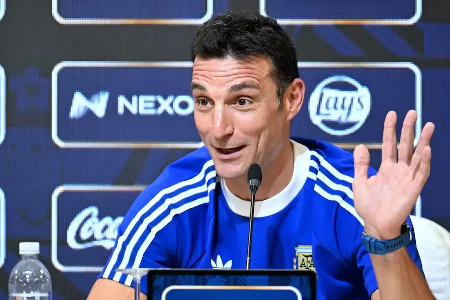 El entrenador nacional en conferencia de prensa.