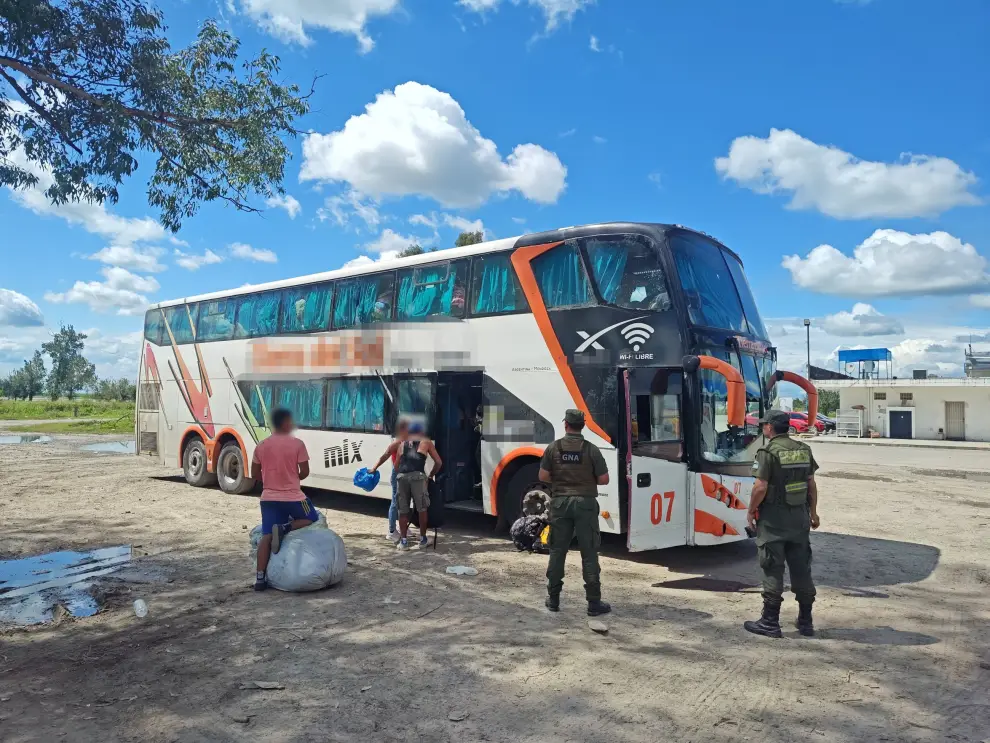Una mujer llevaba 51 kilos de marihuana entre mantas y acolchados.