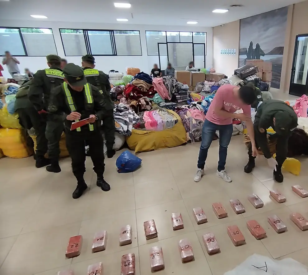 Una mujer llevaba 51 kilos de marihuana entre mantas y acolchados.