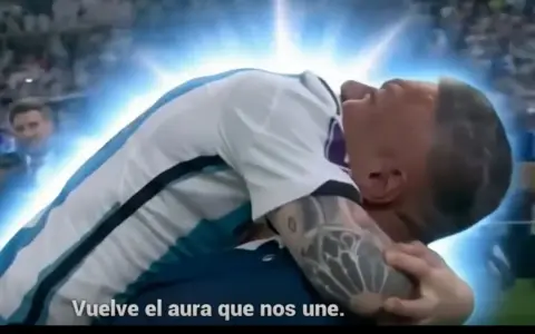 El "aura" de Chiqui Tapia en su abrazo con Lionel Messi, cual figura celestial.