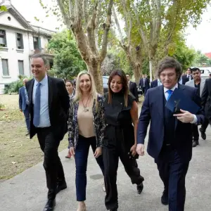 El plan para blindar a Manuel Adorni: hiperactividad, fotos oficiales y nueva conferencia de prensa