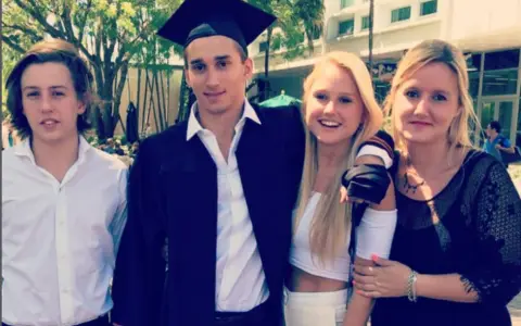 Parte de la familia de la novia (Nicole): Alán, Kevin, Nicole y la hermana mayor (la única fuera de investigaciones).