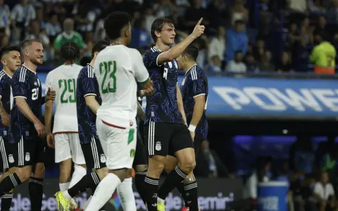 Nico Paz, autor de un golazo de tiro libre en el triunfo de los campeones del Mundo en La Bombonera.