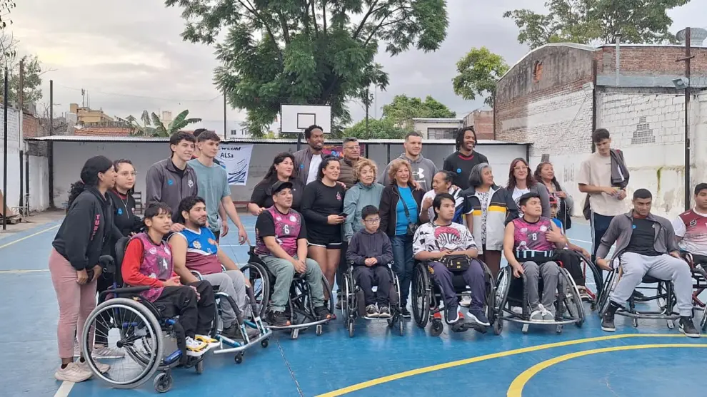El plantel de Salta Basket, con miembros de ALSa.