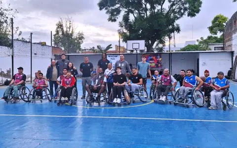 El plantel de Salta Basket, con miembros de la Asociación Lisiados de Salta.
