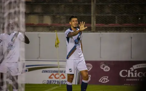 Pablo Palacios Alvarenga y la celebración del primer gol del santo en la noche del Martearena.