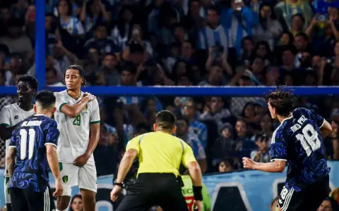 Nico Paz ya saca el remate que terminó en la red ante Mauritania; el ex-Real Madrid tiene chances intactas de meterse en la lista para el Mundial.