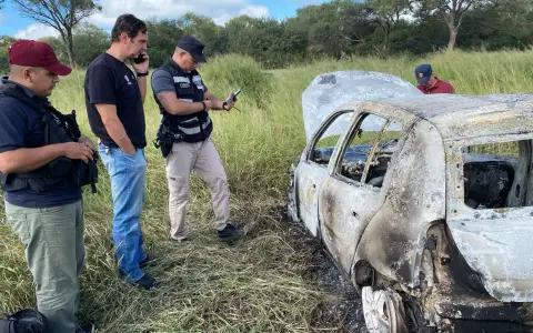 Coche quemado en Rosario de la Frontera.