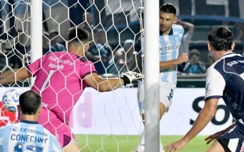 A Adrián "Maravilla" Martínez solo le queda empujar el balón a la red para darle una victoria trabajada a Racing ante un equipo del Federal A.