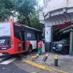 Video: Un patrullero que participaba en una persecución policial se incrustó en una pizzería tras un violento choque con un colectivo