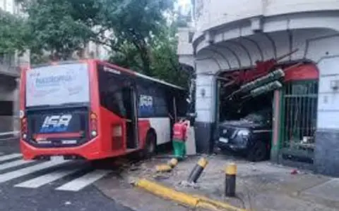 Choque de un colectivo y un patrullero.