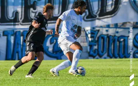 Walter Montoya, de Gimnasia y Tiro, intenta desequilibrar ante el asedio de Joaquín Mateo, de Central Norte.