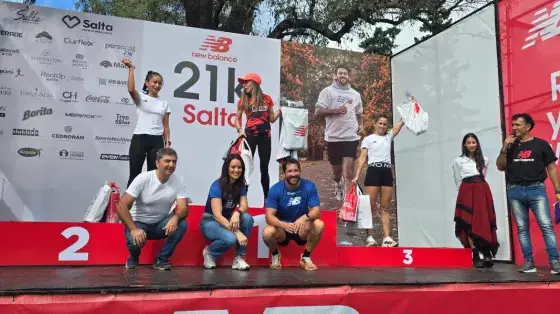 La premiación tras la media maratón en Salta.