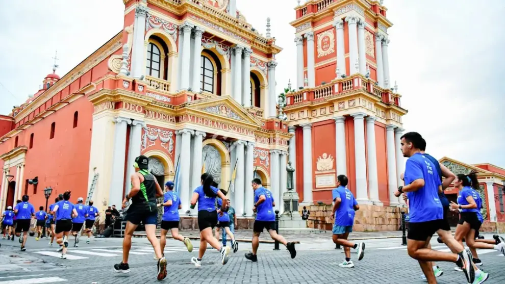 La media maratón incluyó como circuito sectores emblemáticos de Salta, como la Iglesia Basílica San Francisco.