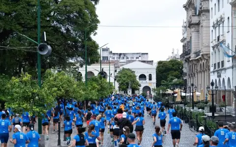 La Media Maratón tuvo nutrida participación en Salta y pasó por la Plaza 9 de Julio.