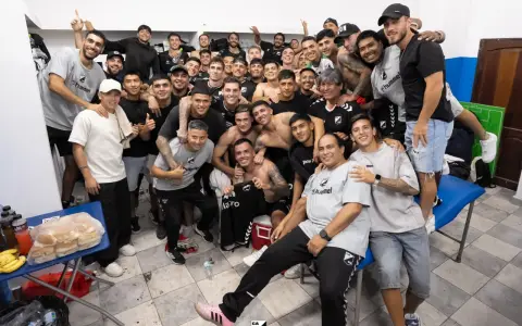 El festejo del plantel de Central Norte tras ganar el clásico, en el vestuario visitante del David Michel Torino.
