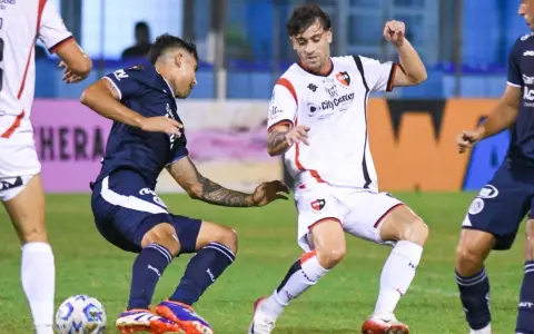 Newell's cayó con contundencia ante Acassuso en Copa Argentina y agrava su crisis.