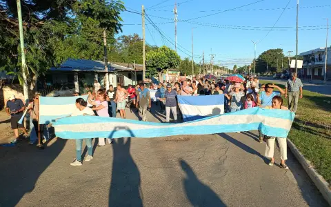 Vecinos de Hipólito Yrigoyen marchando por la avenida Güemes